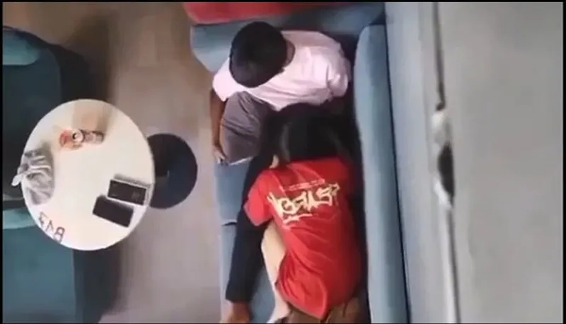 Quay lén eny bú bú cho người yêu nơi công cộng